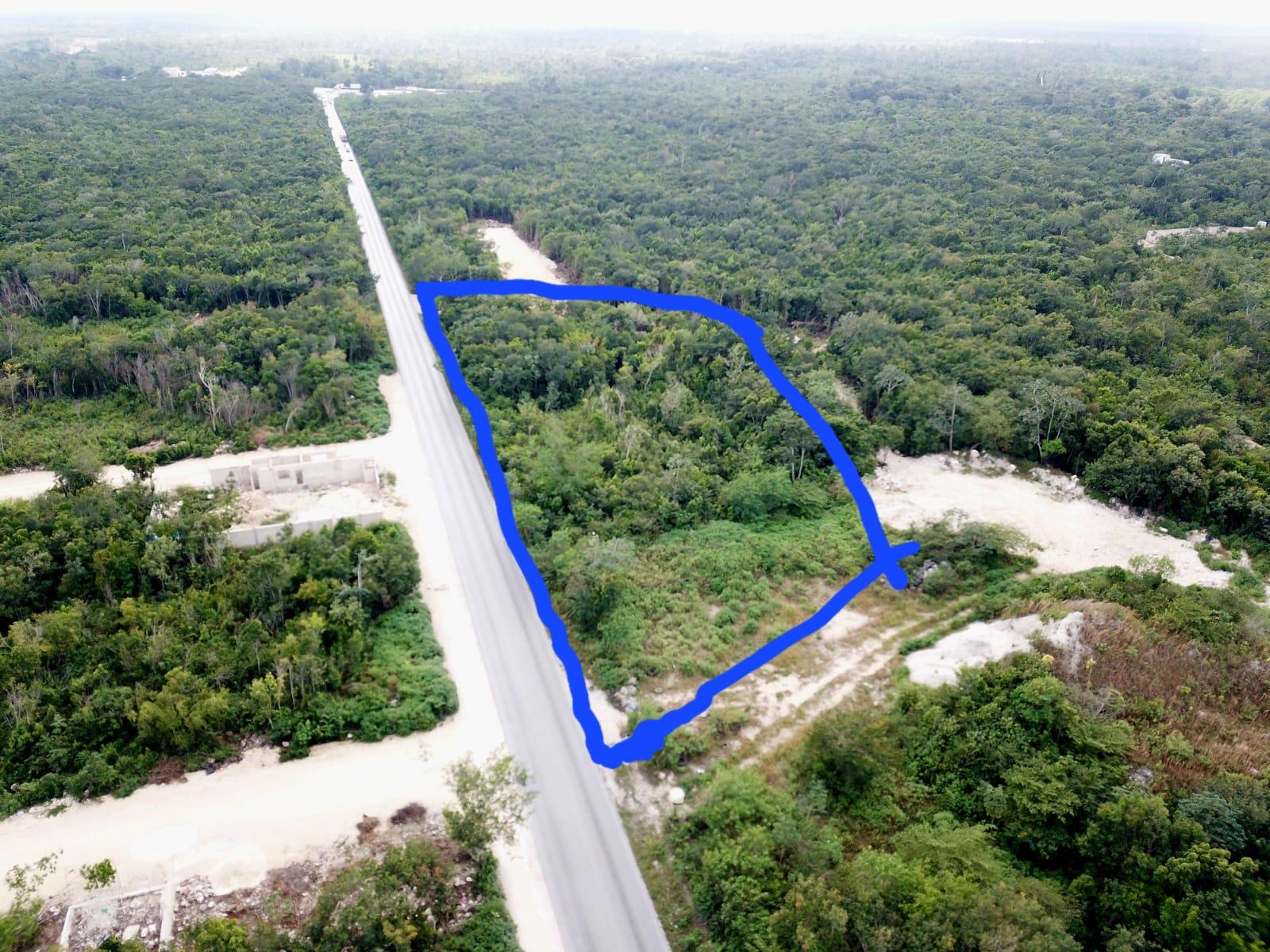 Terreno de 2372 mts2 a bordo de carretera en la carretera 186