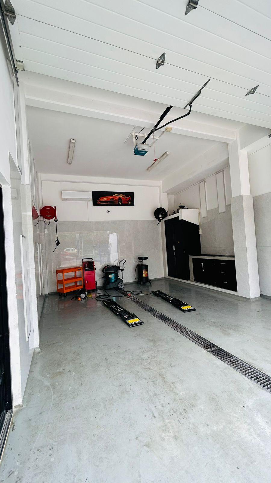 Renta de local sobre Avenida Comercial en Cancún!