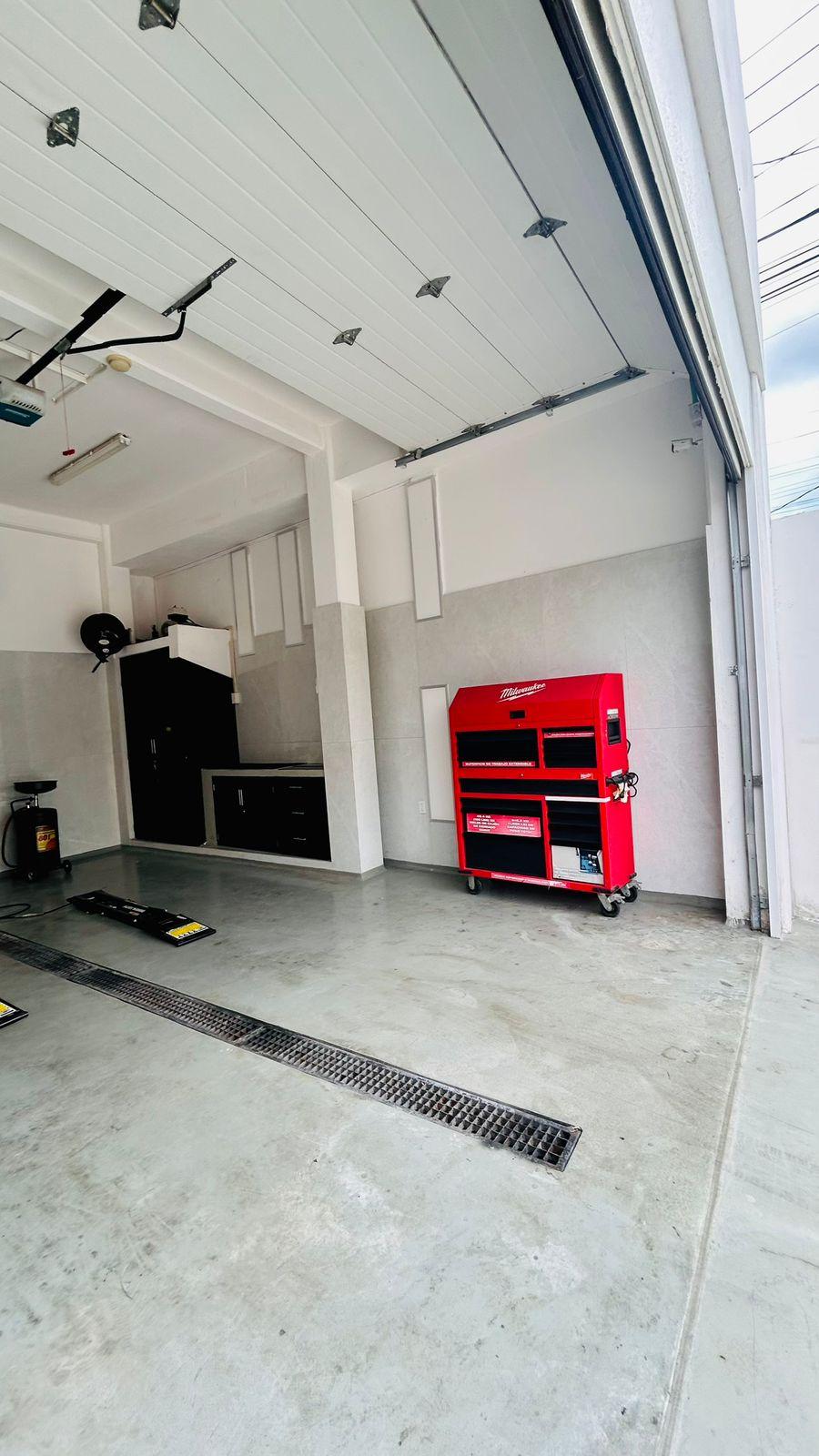 Renta de local sobre Avenida Comercial en Cancún!