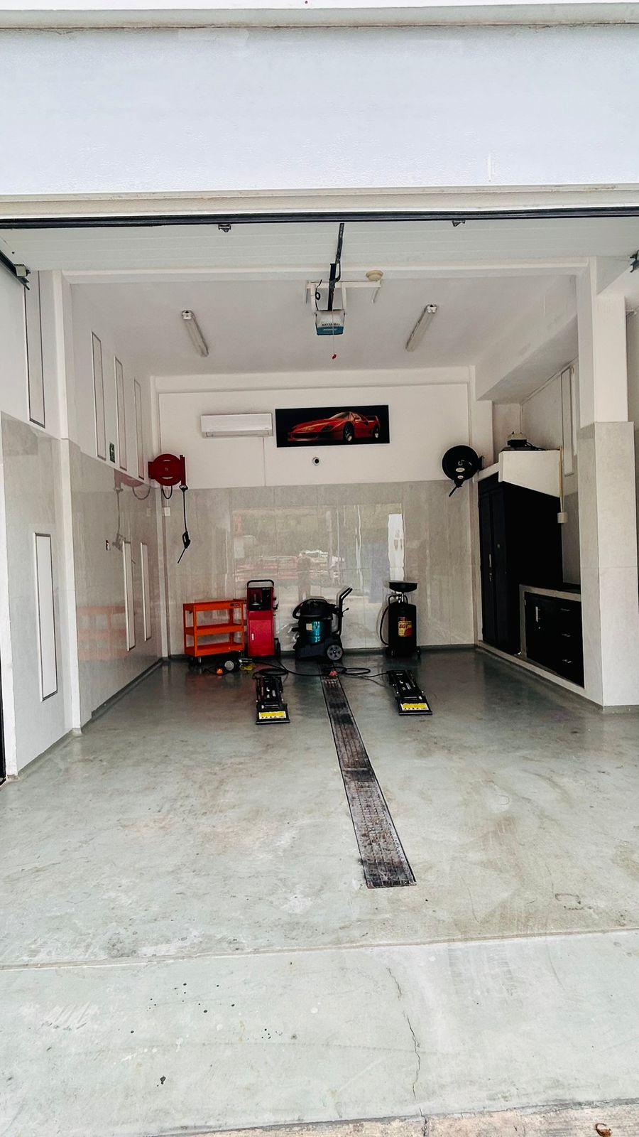 Renta de local sobre Avenida Comercial en Cancún!