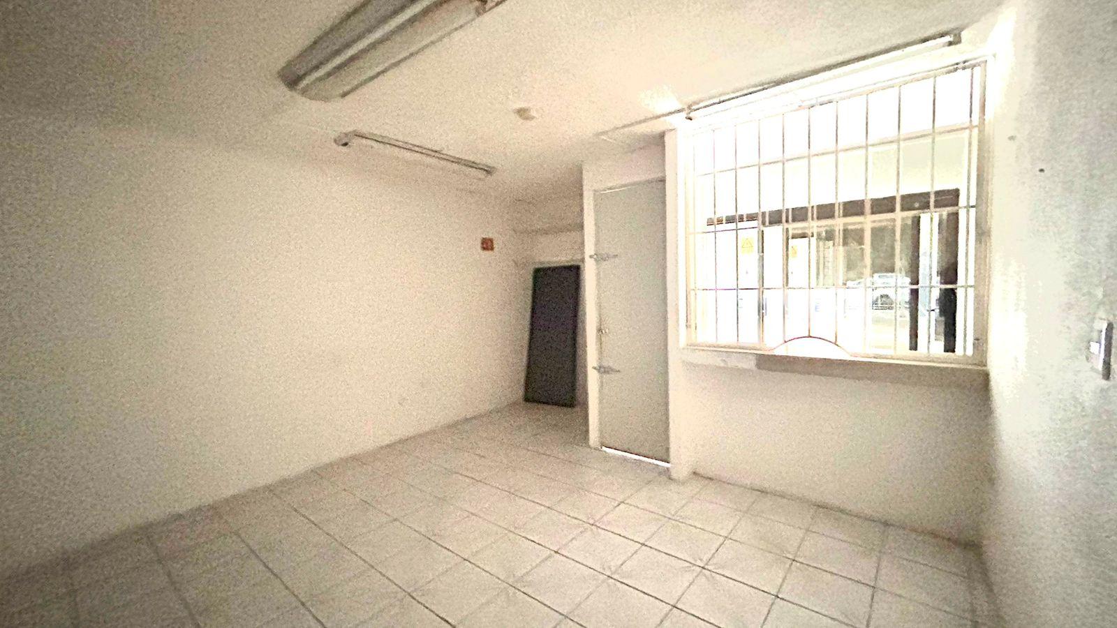 Renta de local sobre Avenida Comercial en Cancún!