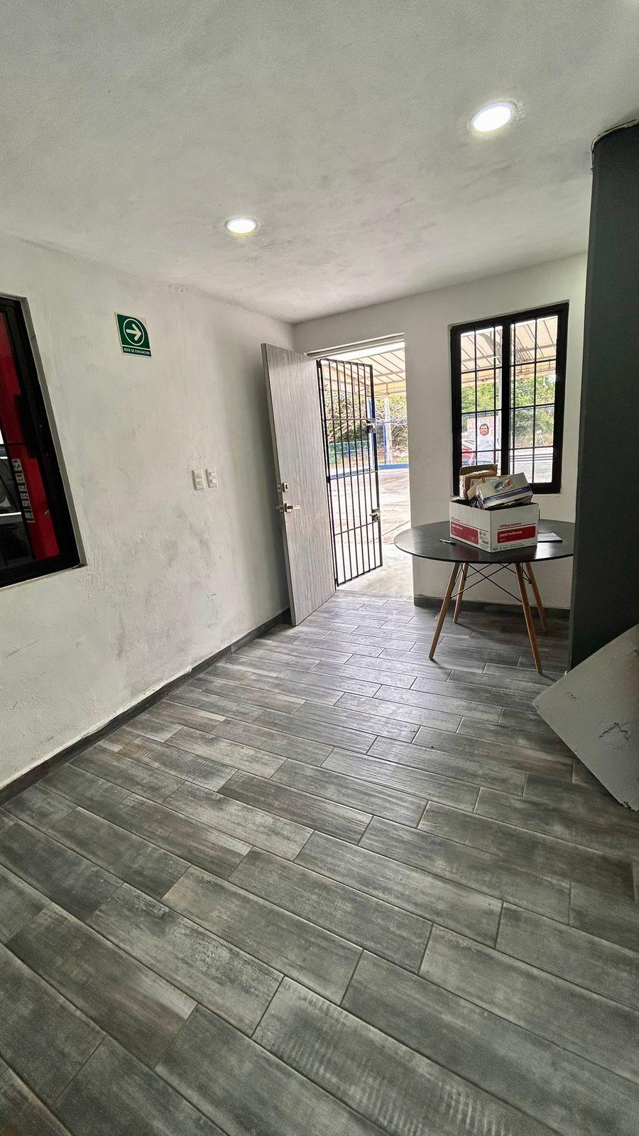 Renta de local sobre Avenida Comercial en Cancún!