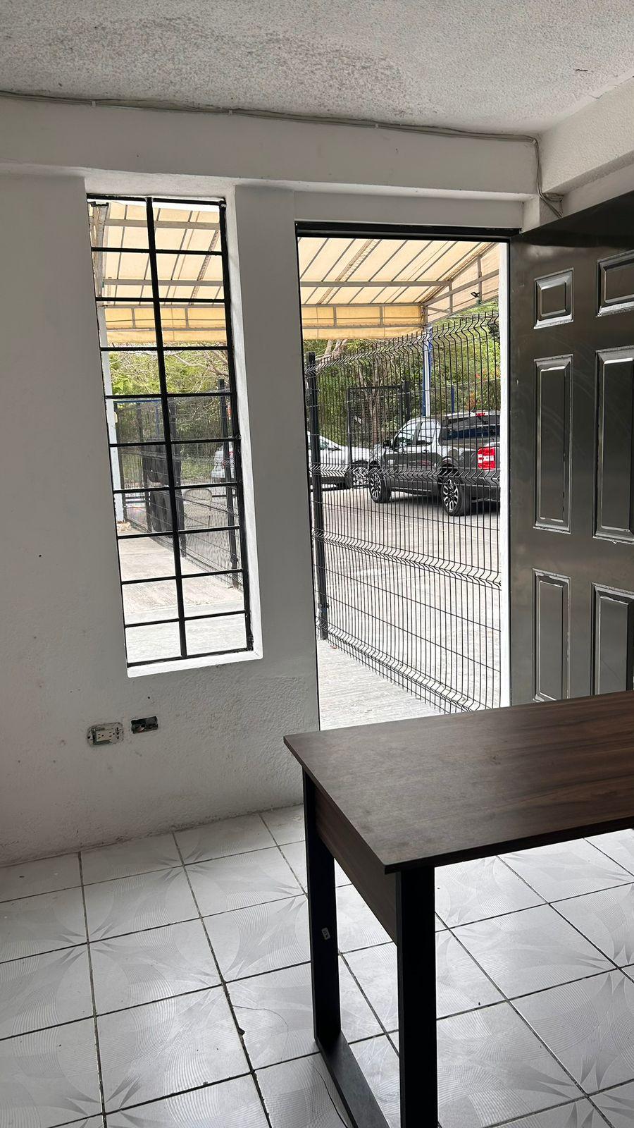 Renta de local sobre Avenida Comercial en Cancún!