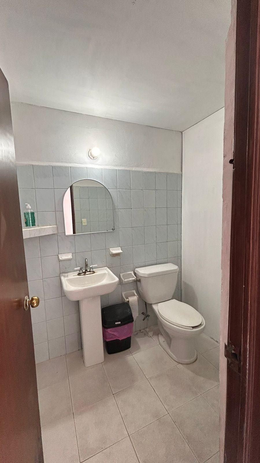 Renta de local sobre Avenida Comercial en Cancún!