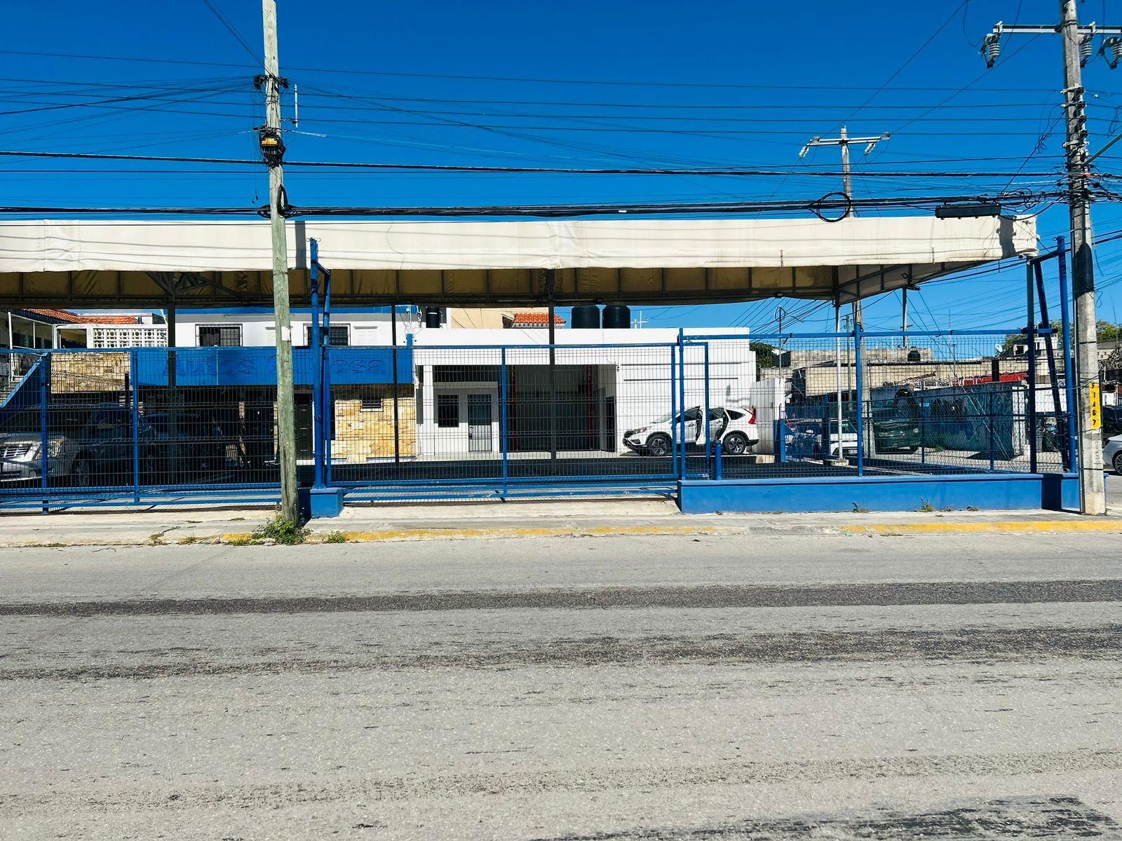 Renta de local sobre Avenida Comercial en Cancún!