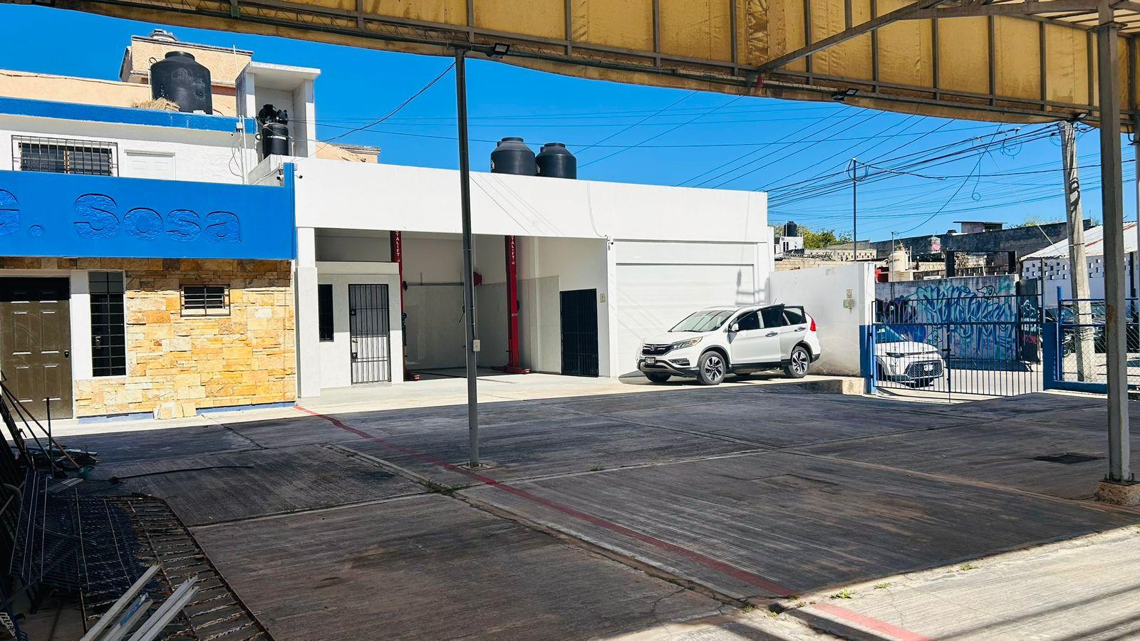 Renta de local sobre Avenida Comercial en Cancún!