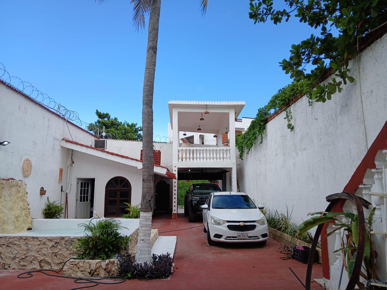 Casa de 4 recámaras a 1.3 km de Playa Puerto Juárez